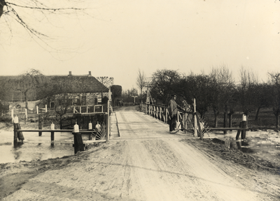 220748 Gezicht op de oude Hoogeboomsbrug over de Hollandsche IJssel in de provinciale weg Oudewater - De Meern bij ...